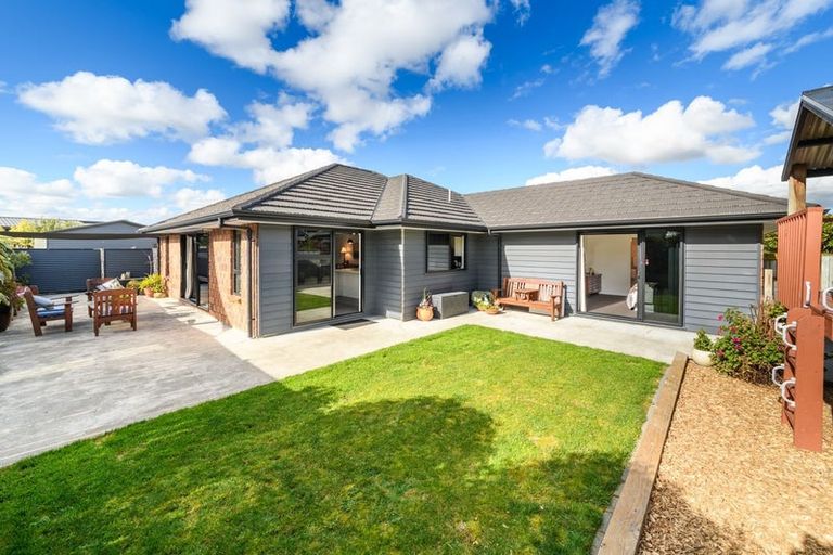 Photo of property in 44 Chestnut Close, Kelvin Grove, Palmerston North, 4414