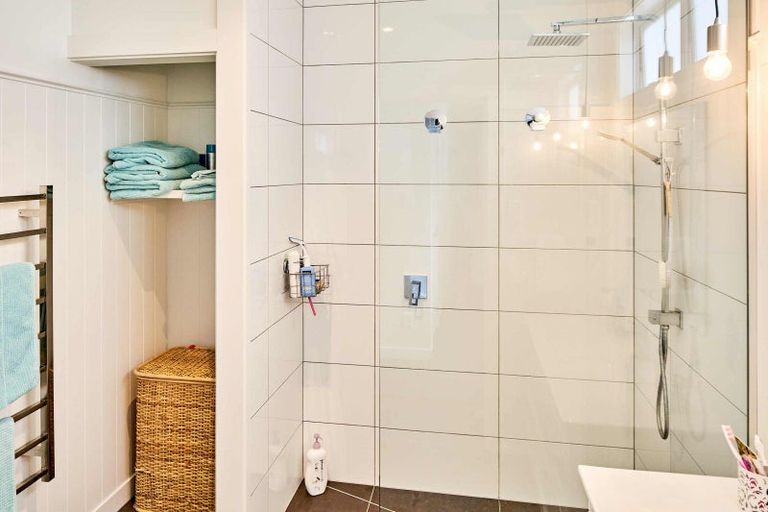 Photo of property in 10 York Street, Moera, Lower Hutt, 5010