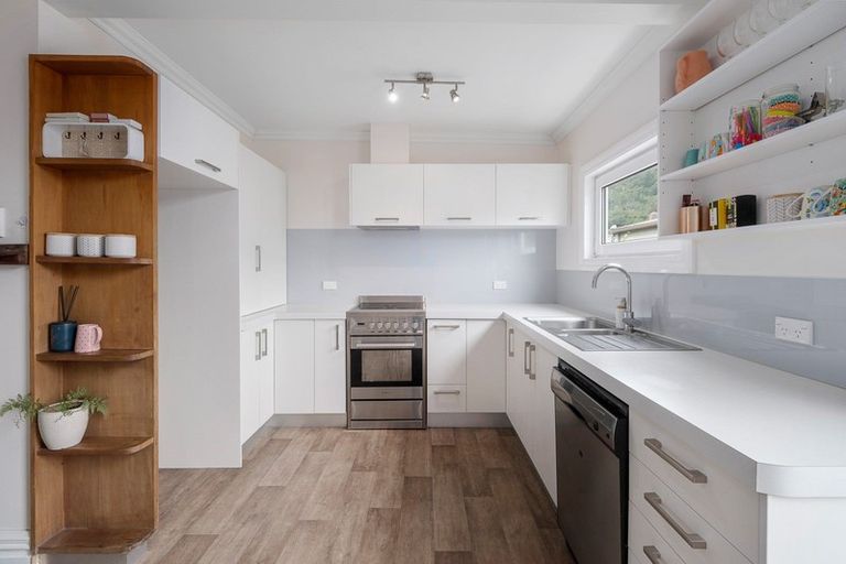 Photo of property in 24 York Street, Picton, 7220