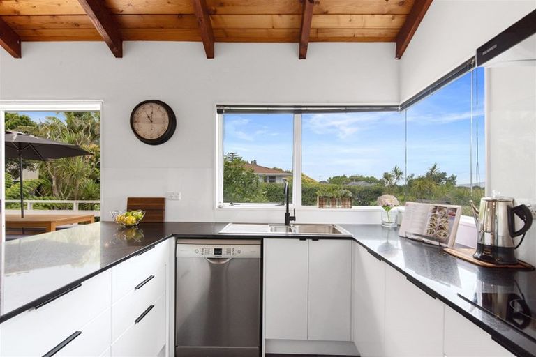 Photo of property in 1/35 Forrest Hill Road, Milford, Auckland, 0620
