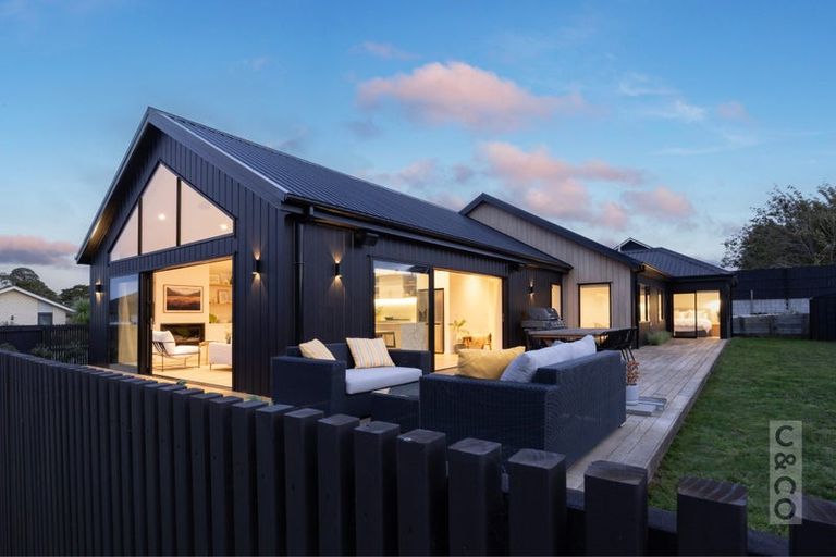 Photo of property in 7 Robert Might Road, Kumeu, 0810