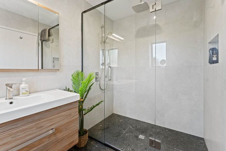 Photo of property in 5 Quadrant Heights, Paraparaumu, 5032