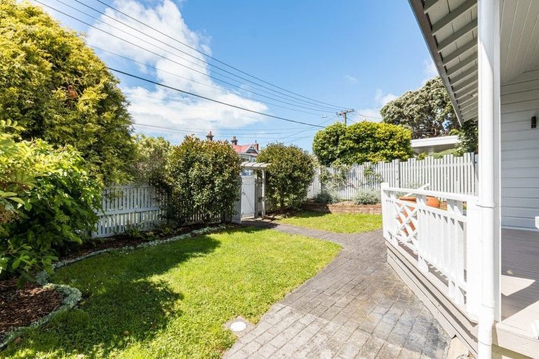 Photo of property in 21 Farm Road, Northland, Wellington, 6012
