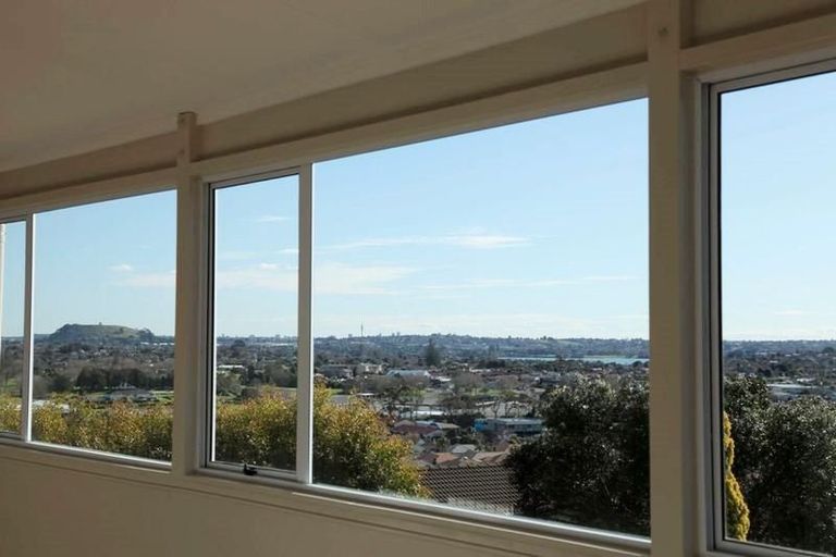 Photo of property in 17 Pitlochry Place, Highland Park, Auckland, 2010