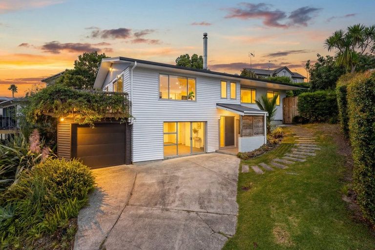 Photo of property in 3 Idyll Place, Northcross, Auckland, 0632