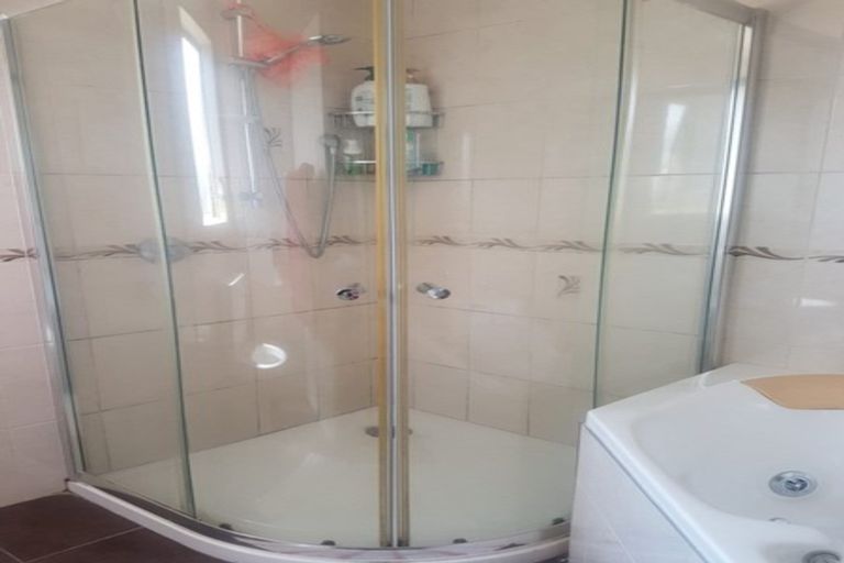 Photo of property in 2 Senator Drive, Manurewa, Auckland, 2105