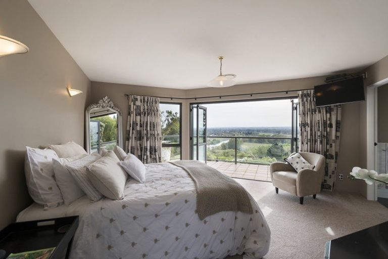 Photo of property in 70 Waicola Drive, Fitzherbert, Palmerston North, 4471