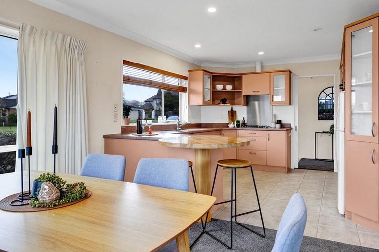 Photo of property in 18 Kinross Drive, Merrilands, New Plymouth, 4312