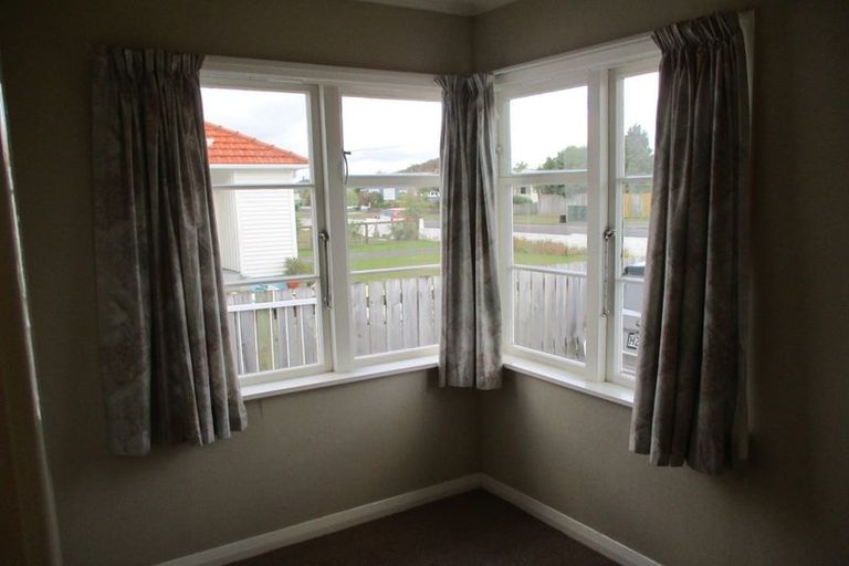 Photo of property in 19 Queenwood Road, Levin, 5510