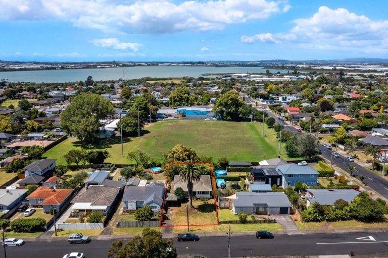 Photo of property in 17 Woodward Avenue, Mangere Bridge, Auckland, 2022