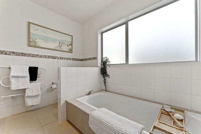 Photo of property in 16 Prestige Place, Castor Bay, Auckland, 0620