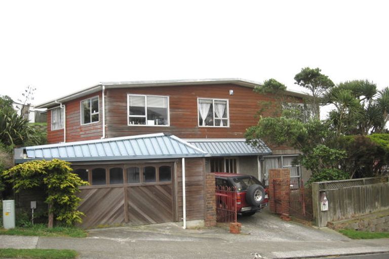 Photo of property in 8 Edgecombe Street, Newlands, Wellington, 6037