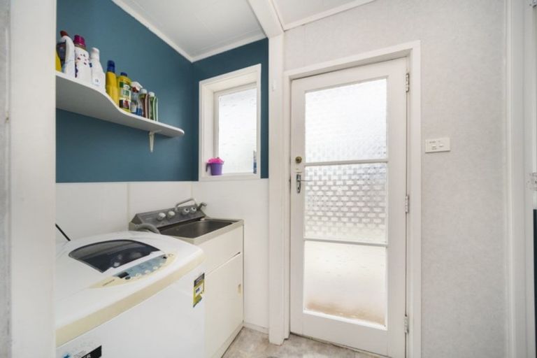 Photo of property in 33 Suzanne Grove, Kelvin Grove, Palmerston North, 4414