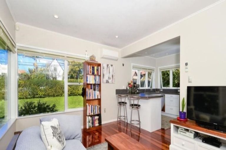 Photo of property in 1/13 Otakau Road, Milford, Auckland, 0620