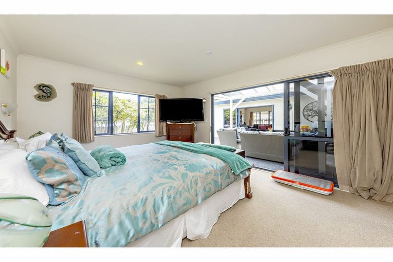 Photo of property in 11 Glenveagh Park Drive, Weymouth, Auckland, 2103