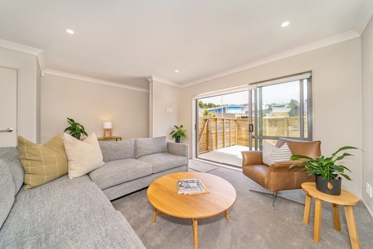 Photo of property in 8 Brindle Way, Newlands, Wellington, 6037