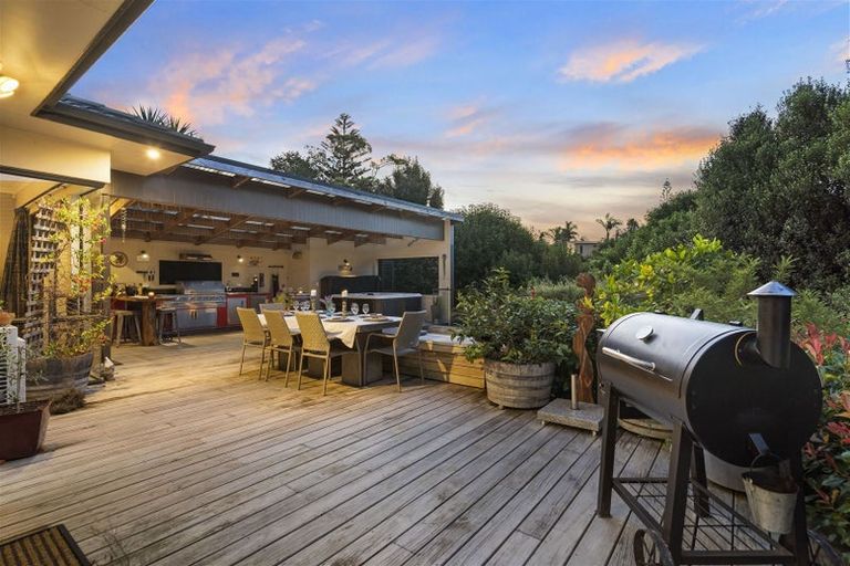 Photo of property in 16 Renlee Place, Shelly Park, Auckland, 2014