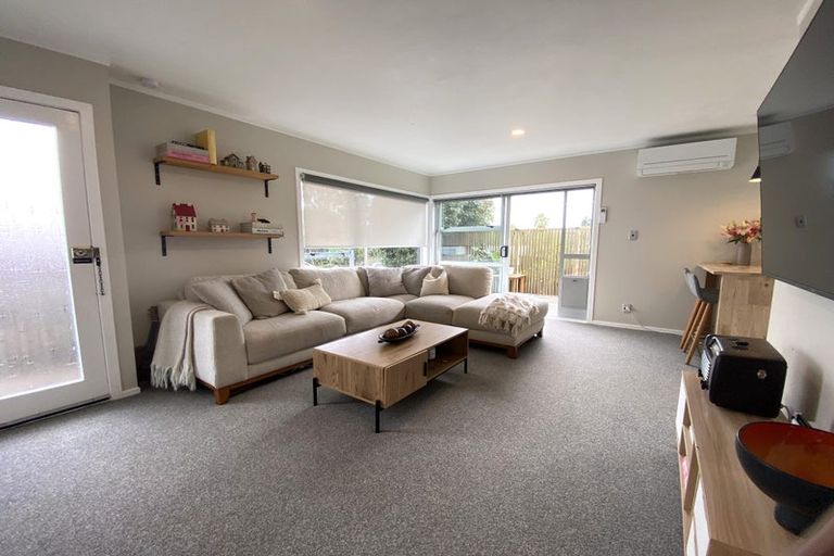 Photo of property in 1/38 Aeroview Drive, Beach Haven, Auckland, 0626