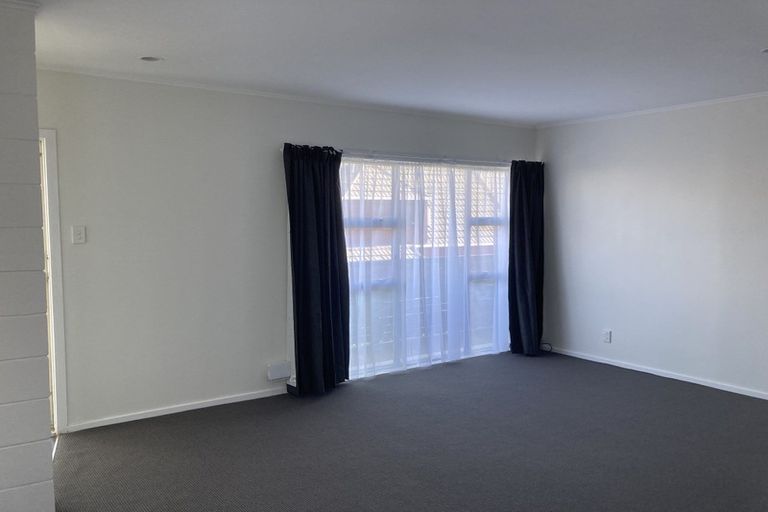 Photo of property in 2/105 Apu Crescent, Lyall Bay, Wellington, 6022