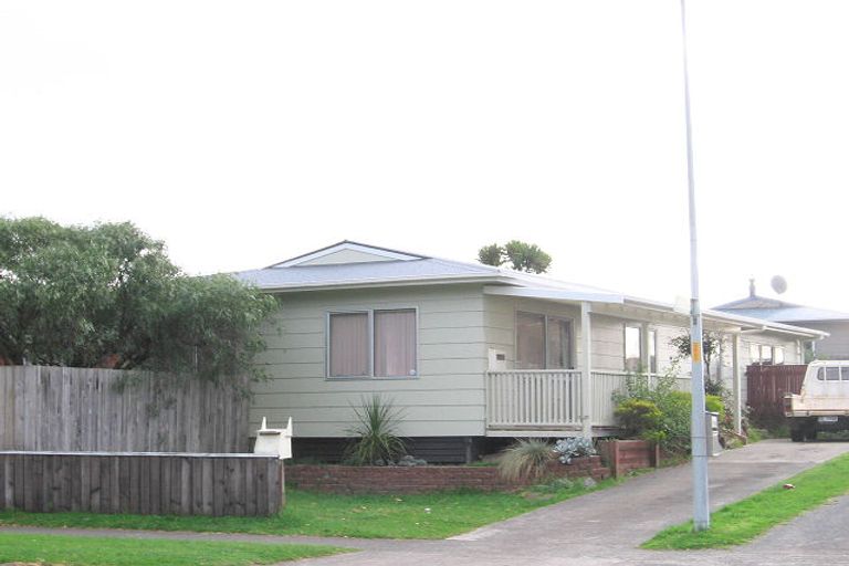 Photo of property in 57 Queens Road, Waikanae Beach, Waikanae, 5036