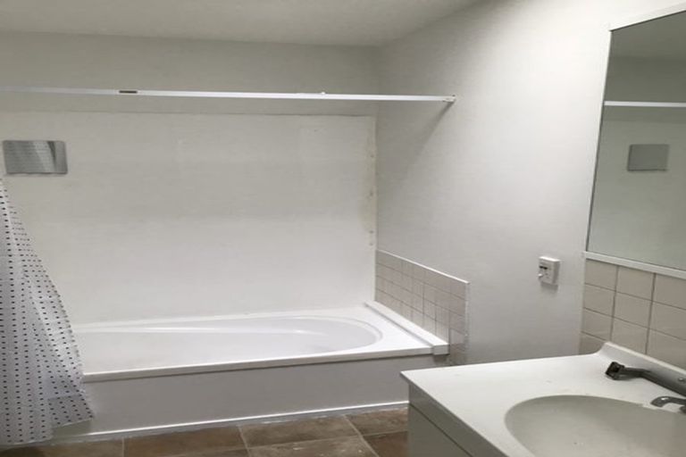 Photo of property in 4/35 Fields Parade, Oteha, Auckland, 0632