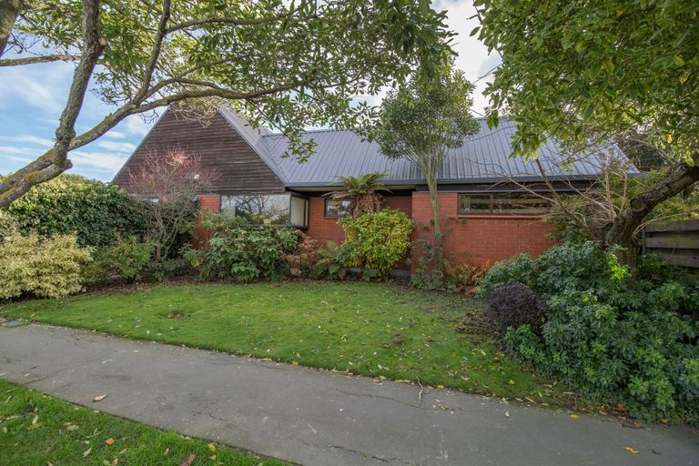 Photo of property in 2 Kent Lodge Avenue, Avonhead, Christchurch, 8042