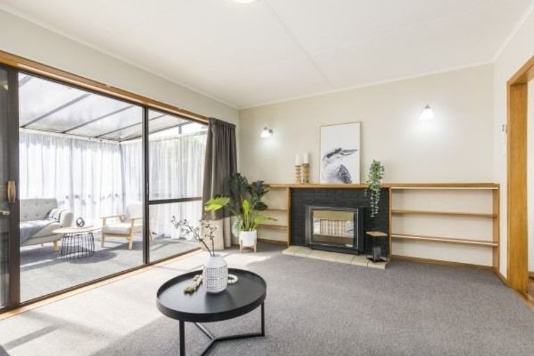 Photo of property in 10 Catlins Crescent, Milson, Palmerston North, 4414