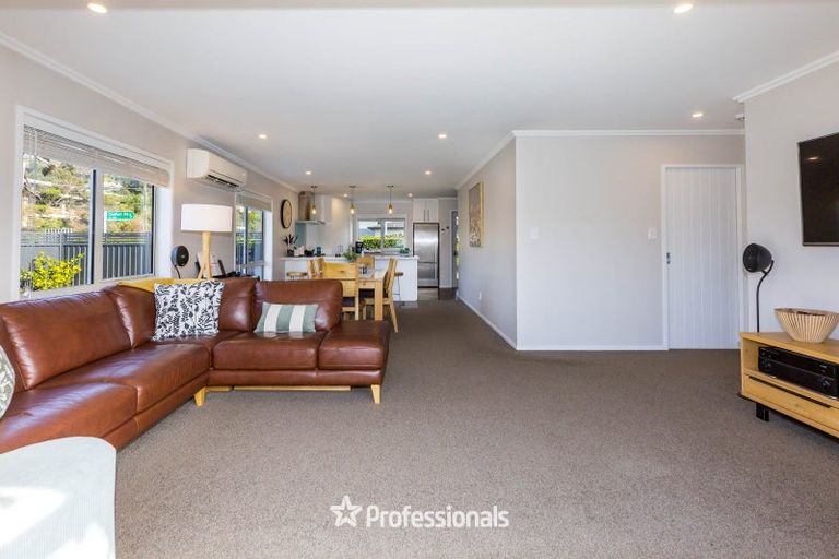 Photo of property in 2 Chalfont Road, Silverstream, Upper Hutt, 5019