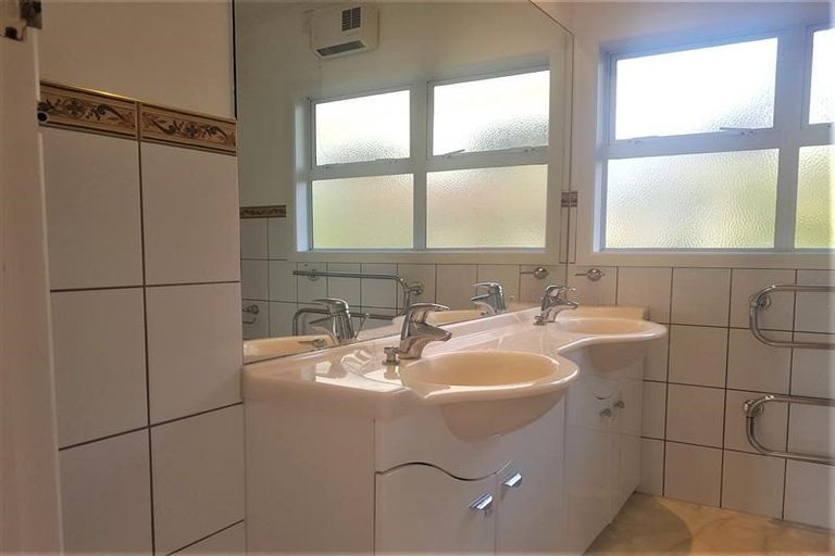 Photo of property in 292 Hurstmere Road, Takapuna, Auckland, 0622