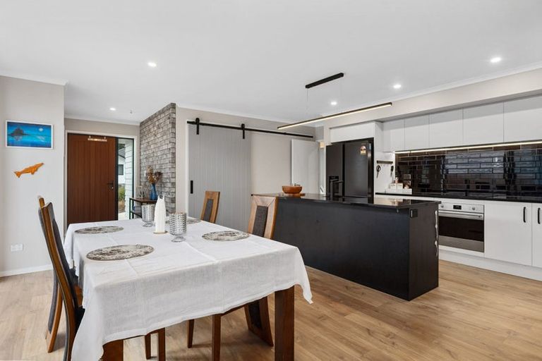 Photo of property in 19 Kawariki Road, Helensville, 0800