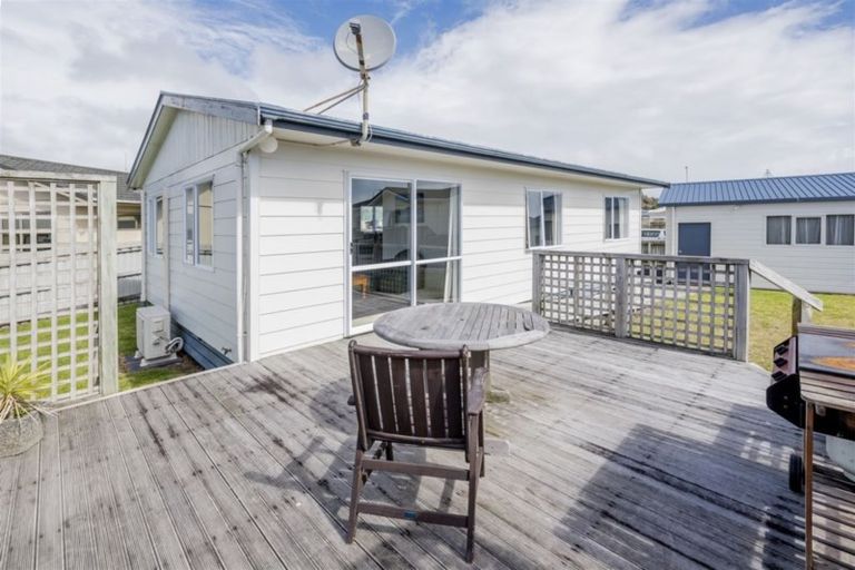 Photo of property in 26 Karaka Street, Otaki Beach, Otaki, 5512