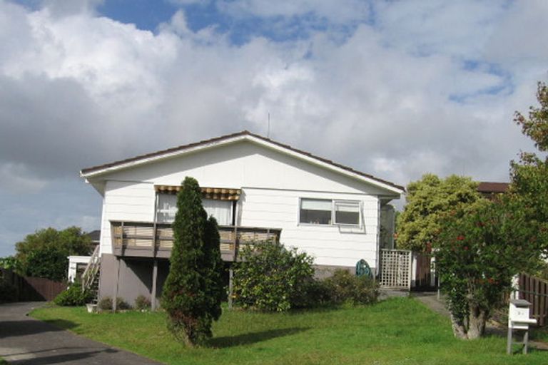 Photo of property in 2/3 Flagstaff Place, Massey, Auckland, 0614