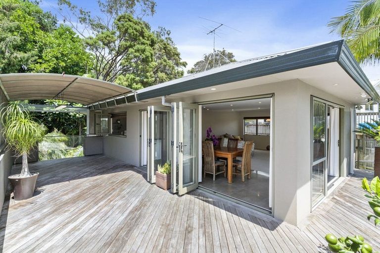 Photo of property in 23a Waiora Road, Stanmore Bay, Whangaparaoa, 0932