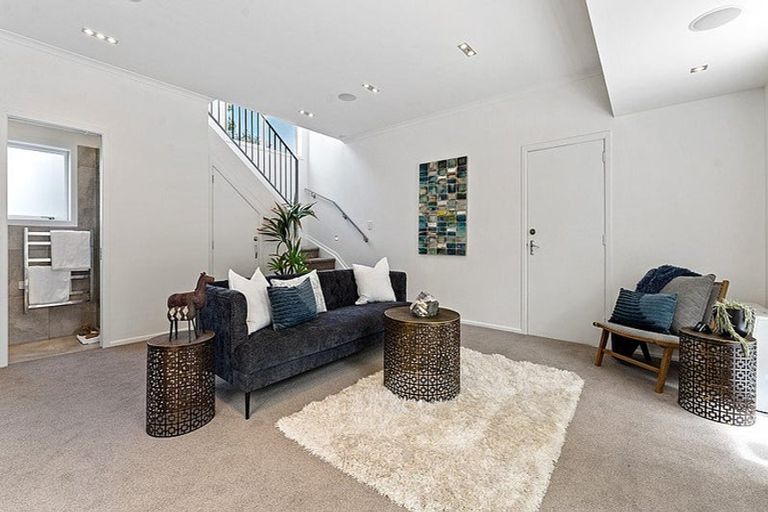 Photo of property in 16 Prestige Place, Castor Bay, Auckland, 0620
