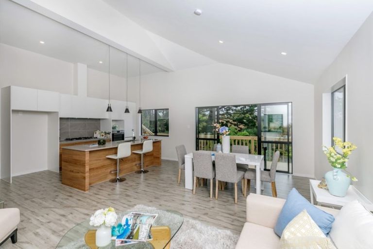 Photo of property in 2 Tarara Lane, Kumeu, 0810