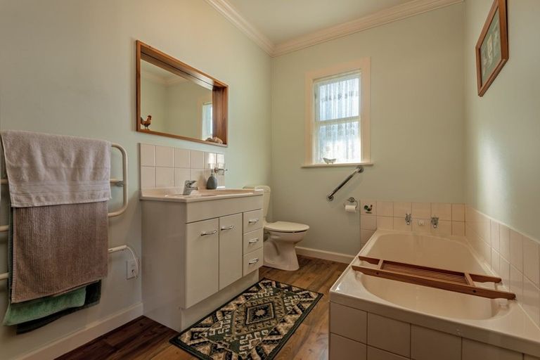 Photo of property in 12 Saint Albans Avenue, Hokowhitu, Palmerston North, 4410