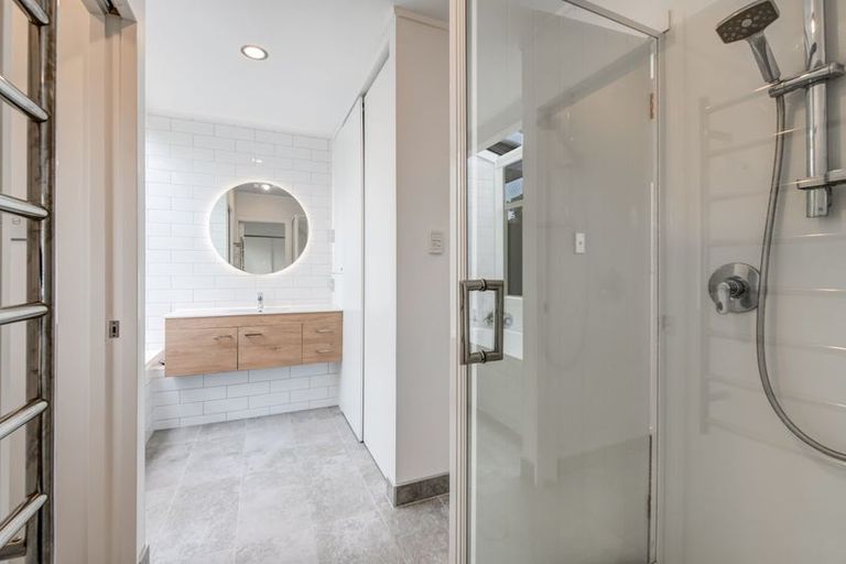 Photo of property in 2/20 Tawavale Crescent, Totara Vale, Auckland, 0629