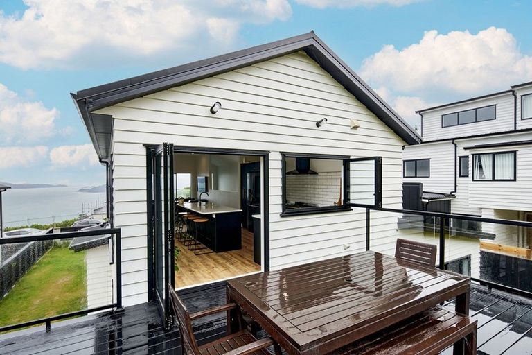 Photo of property in 44 Domett Street, Newlands, Wellington, 6037