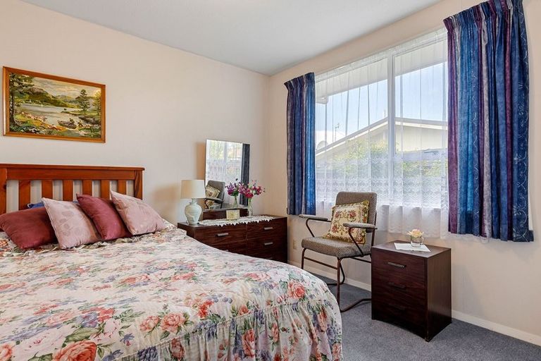 Photo of property in 1/72 Royal Park Drive, Parklands, Christchurch, 8083