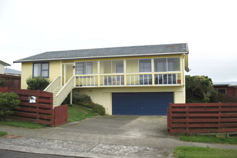 Photo of property in 10 Edgecombe Street, Newlands, Wellington, 6037