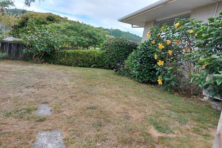 Photo of property in 18 Rewarewa Crescent, Waikanae, 5036