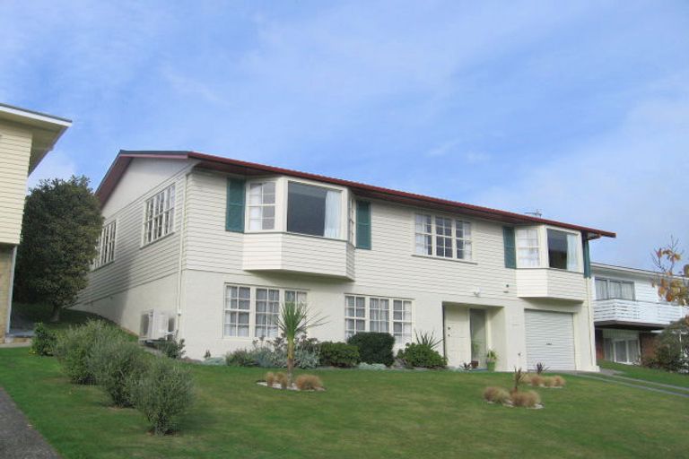 Photo of property in 6 Fitzwilliam Terrace, Tawa, Wellington, 5028