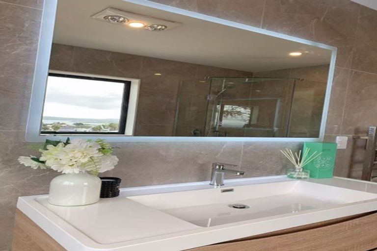 Photo of property in 142a Luckens Road, West Harbour, Auckland, 0618