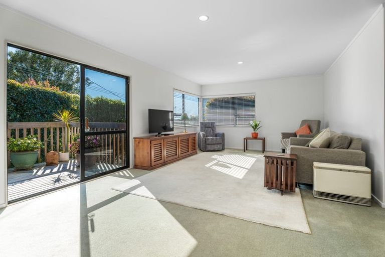 Photo of property in 2/71 Potter Avenue, Northcote, Auckland, 0627