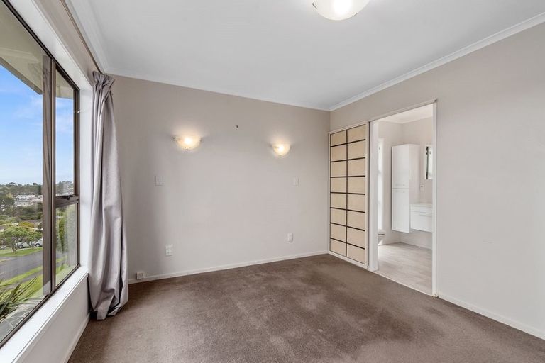 Photo of property in 16 Sumich Place, West Harbour, Auckland, 0618
