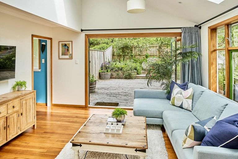 Photo of property in 20 Airlie Road, Plimmerton, Porirua, 5026