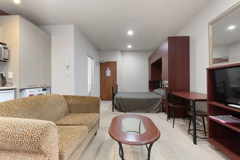Photo of property in Atrium Apartments, 2h/154 The Terrace, Wellington Central, Wellington, 6011