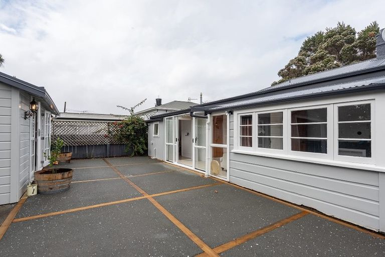 Photo of property in 28 Whites Line West, Woburn, Lower Hutt, 5010