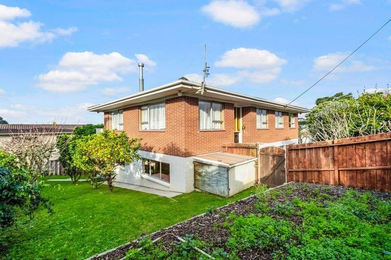 Photo of property in 26 Masterton Road, Rothesay Bay, Auckland, 0630