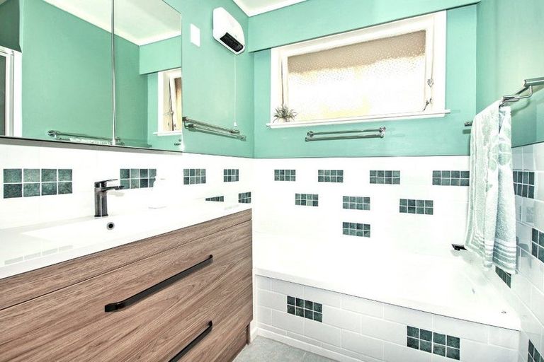 Photo of property in 90 Old Onerahi Road, Onerahi, Whangarei, 0110